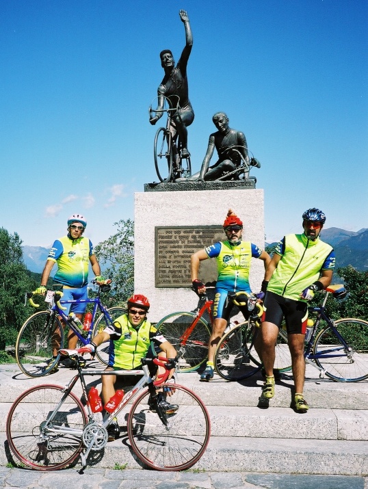 Monumento al ciclista  (209796 byte)