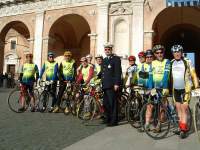 Piazza della Madonna: in posa con il Comandante dei Vigili Urbani, il fu senzafretta Norberto di Loreto