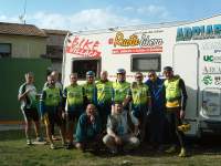 Gruppo d'arrivo del percorso lungo con i volontari fine-corsa e Vincenzo Scolese di A Ruota Libera